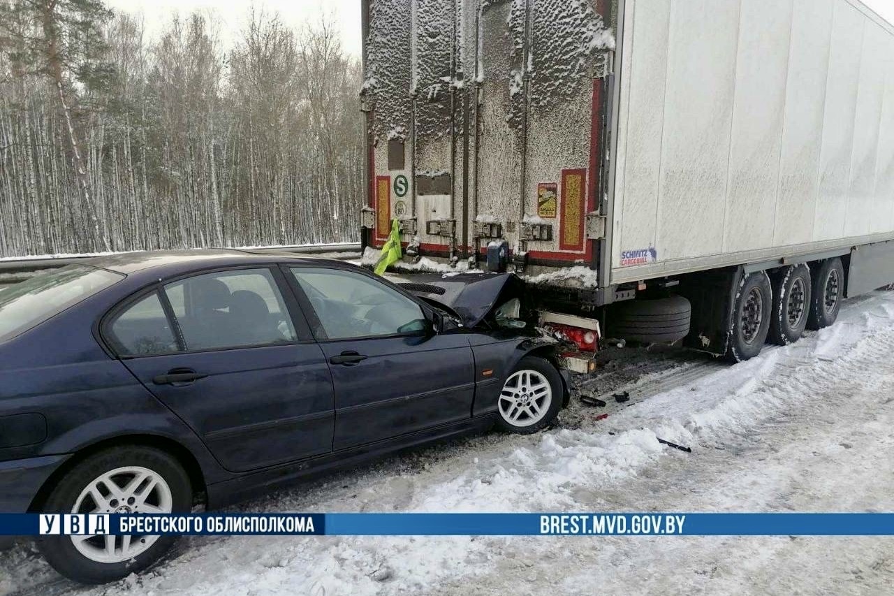 Житель Березовского района на BMW врезался в фуру недалеко от Бреста —  BEREZA.BY